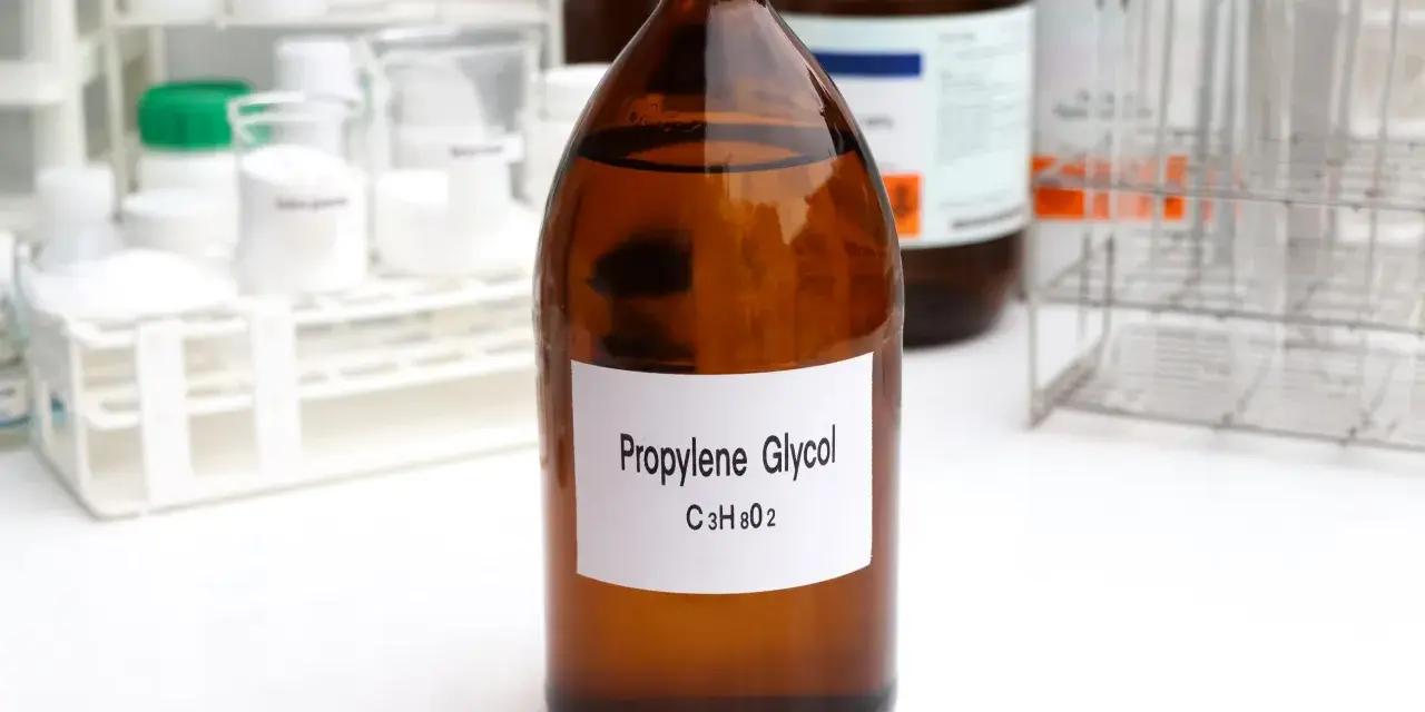 Botella de propilenglicol en laboratorio. Este compuesto, que es el propilenglicol, se usa en diversas aplicaciones.