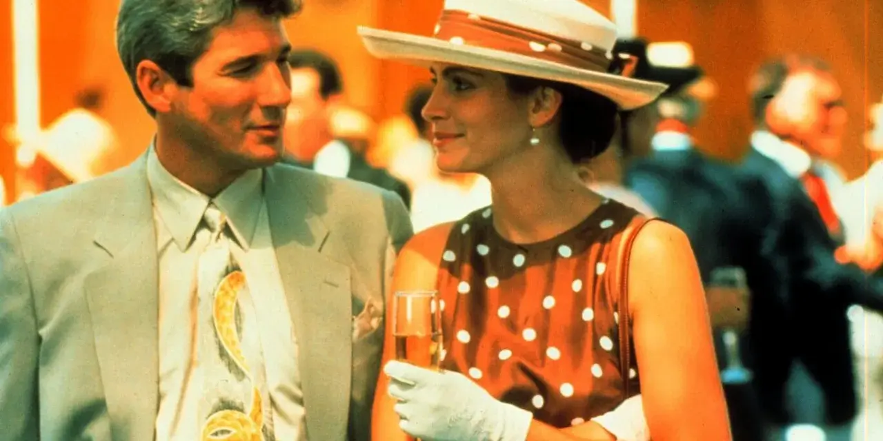 Julia Roberts w kapeluszu i sukience w grochy, obok Richarda Gere'a. Scena z jednego z jej kultowych filmów.