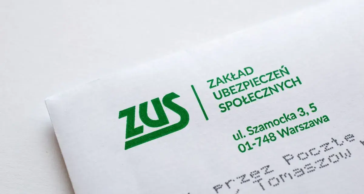 Koperta ZUS z adresem. Informacje o zasiłku pielęgnacyjnym a świadczeniu pielęgnacyjnym mogą być zawarte w korespondencji.