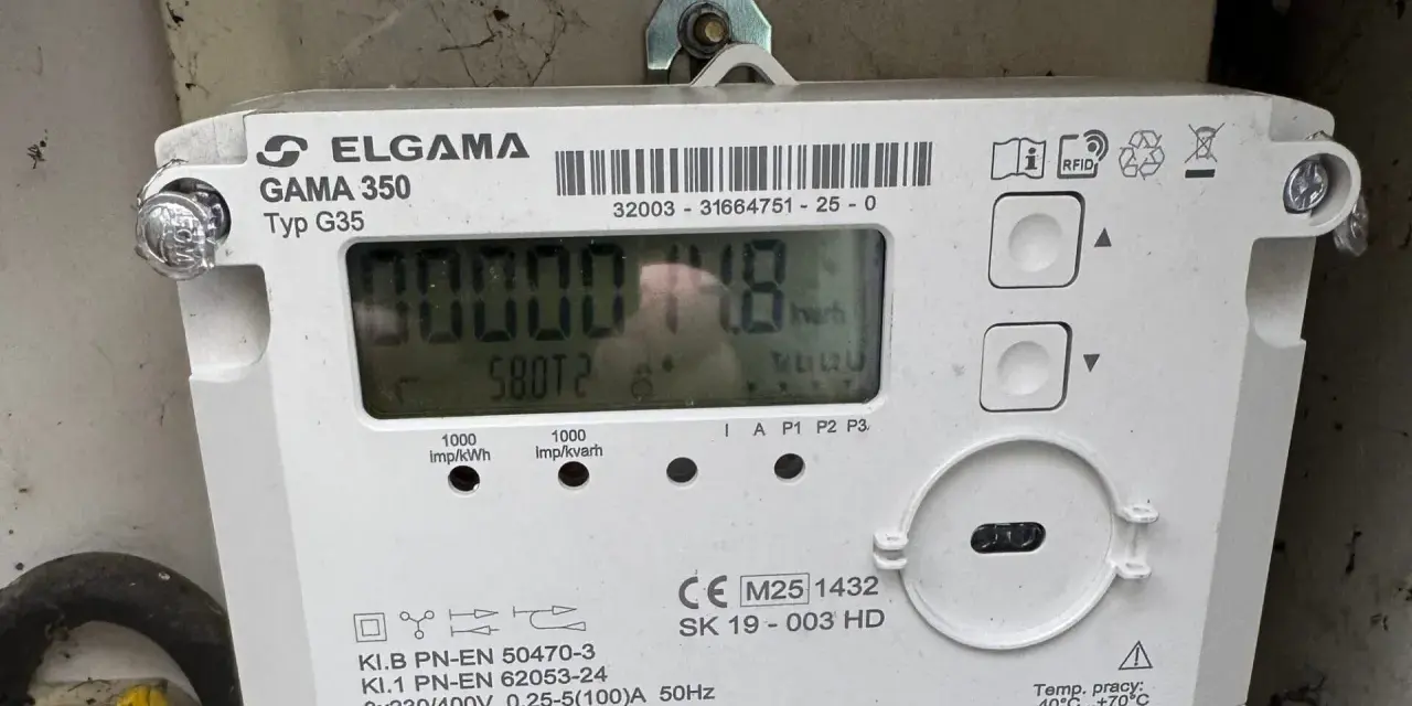 Inteligentny licznik energii elektrycznej Elgama GAMA 350. Wyświetla zużycie 5807.2 kWh.