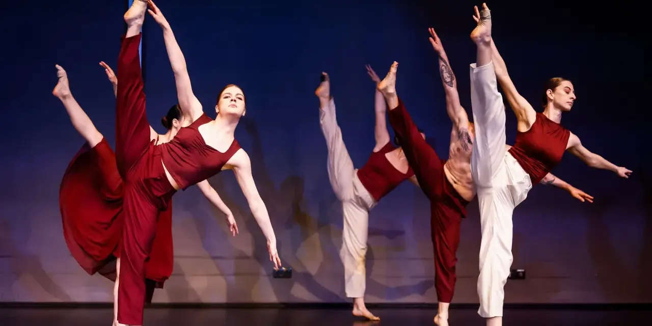 Tancerze wykonują dynamiczny jazz dance, unosząc nogi w powietrze.