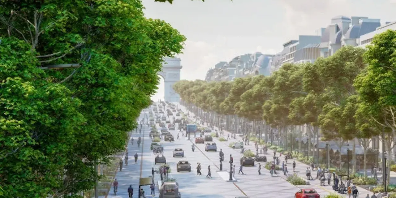 Avenida de los Campos Elíseos con tráfico y peatones, flanqueada por árboles frondosos y edificios parisinos.