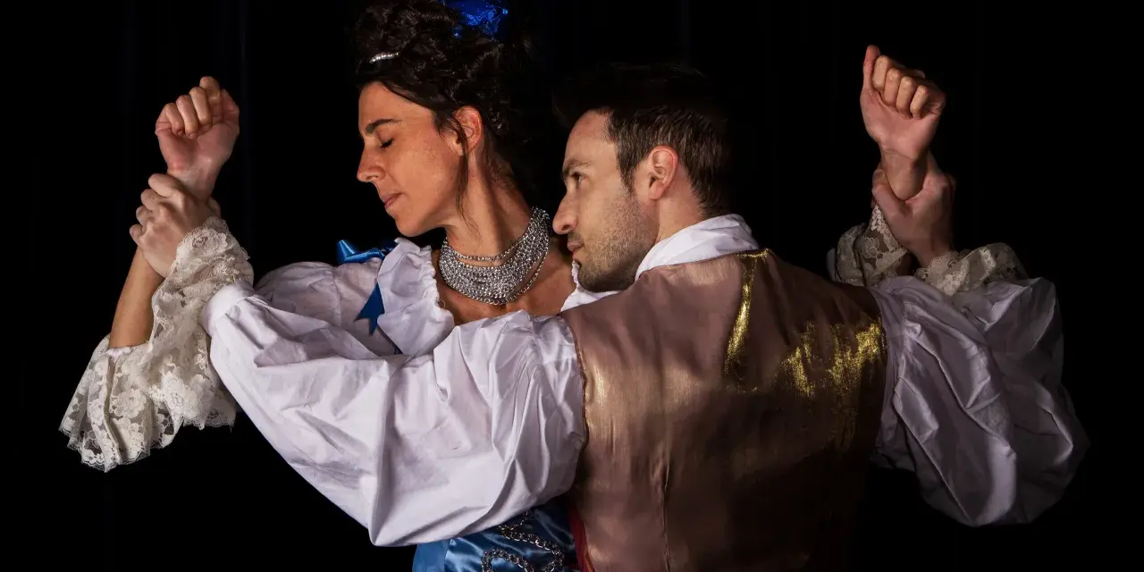 Un homme en gilet doré et une femme en robe bleue, coiffée d'un ruban, semblent danser ou se débattre. Leurs mains sont entrelacées, évoquant une scène de Renée Pelagie de Sade.