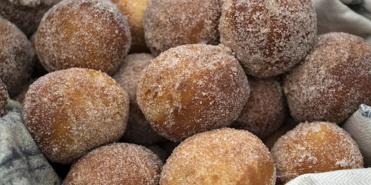 Pączki z ziemniakami Ewy Wachowicz, obtoczone w cukrze z cynamonem, wyglądają apetycznie.