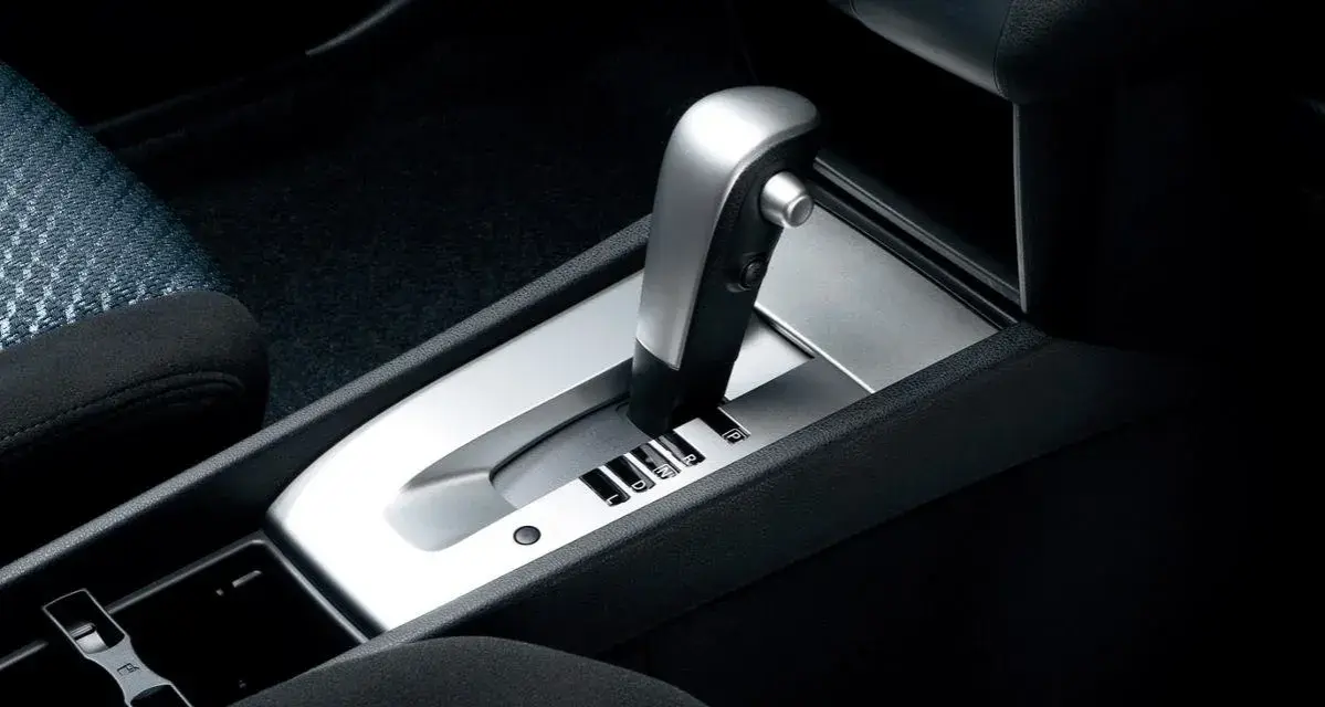 Interno auto con leva cambio automatico CVT. Le posizioni sono P, R, N, D, L.