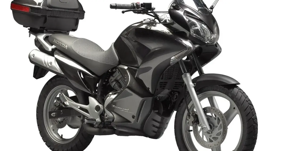 Czarny motocykl Honda Varadero 125 z kufrem, gotowy na podróż.