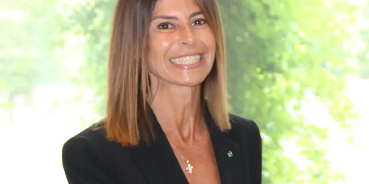 Giuseppina di Foggia, sorridente, con giacca nera e collana a croce. Forse il marito è dietro le quinte.