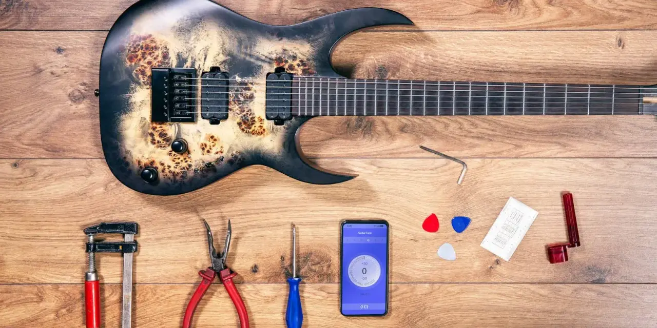 E-Gitarre aufbau: Werkzeuge, Plektren, Stimmgerät-App und ein Inbusschlüssel liegen bereit.