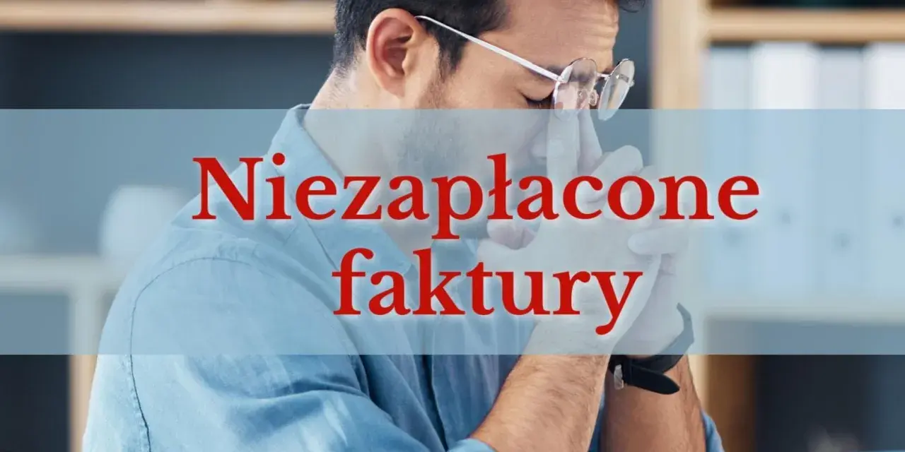 Zmartwiony mężczyzna z okularami, nad którym widnieje napis "Niezapłacone faktury". Może to symbolizować sprawę w sądzie o niezapłacone faktury.