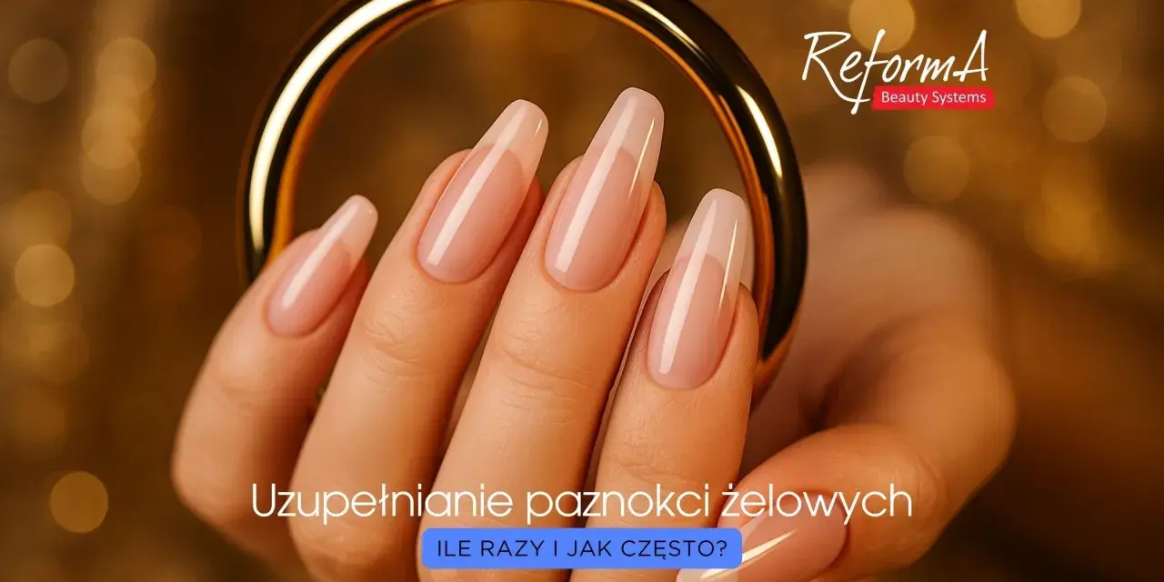 Dłoń z perfekcyjnie wykonanymi paznokciami żelowymi w odcieniu nude, otoczona złotą obręczą. Tekst: "Uzupełnianie paznokci żelowych".