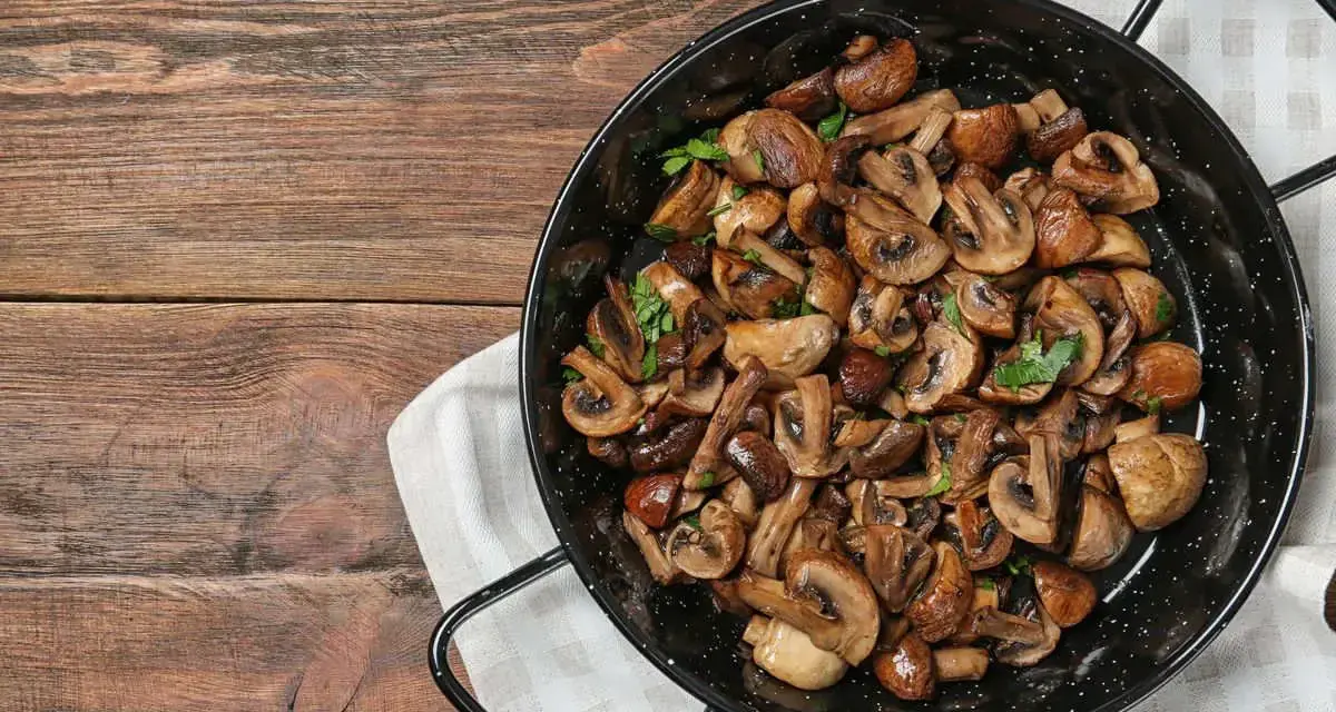 Funghi in padella, dorati e profumati, pronti per essere gustati.