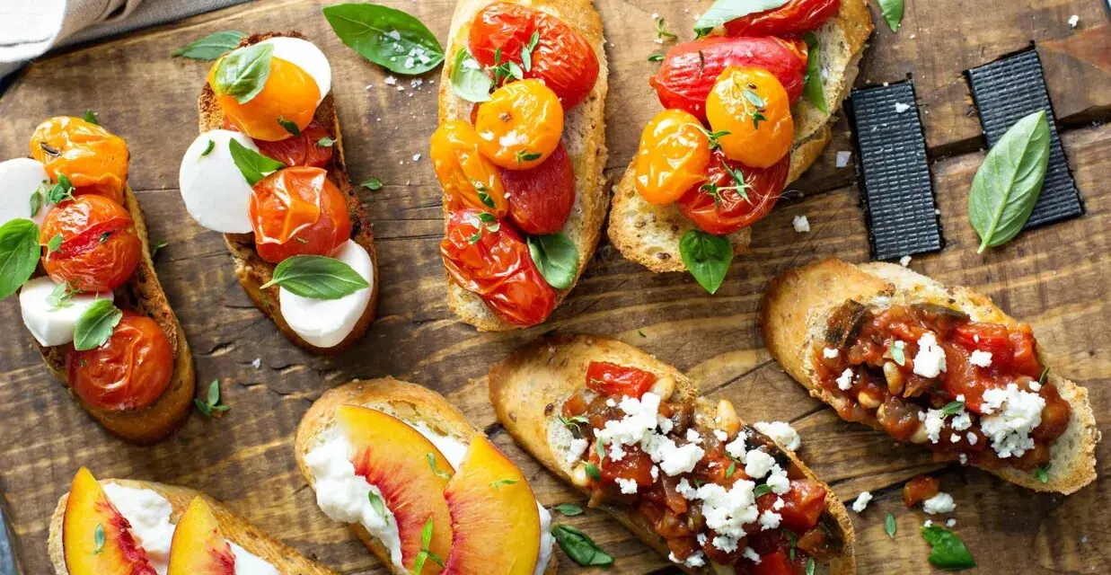 Letnia uczta: bruschetty z pomidorkami i mozzarellą, brzoskwiniami i fetą, a także z warzywnym ragout. Idealne co na grilla!