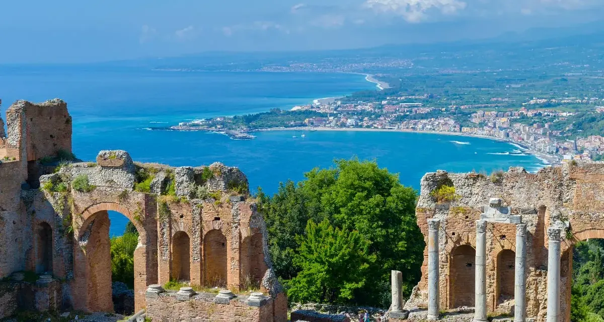 Rovine antiche con vista sul mare blu e la costa di Giardini Naxos Taormina.