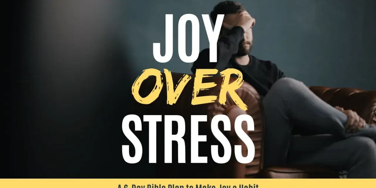 Mężczyzna siedzi przygnębiony, ale tekst "JOY OVER STRESS" i odniesienie do flp 4 13 sugerują, że siła do pokonania stresu pochodzi z wiary.