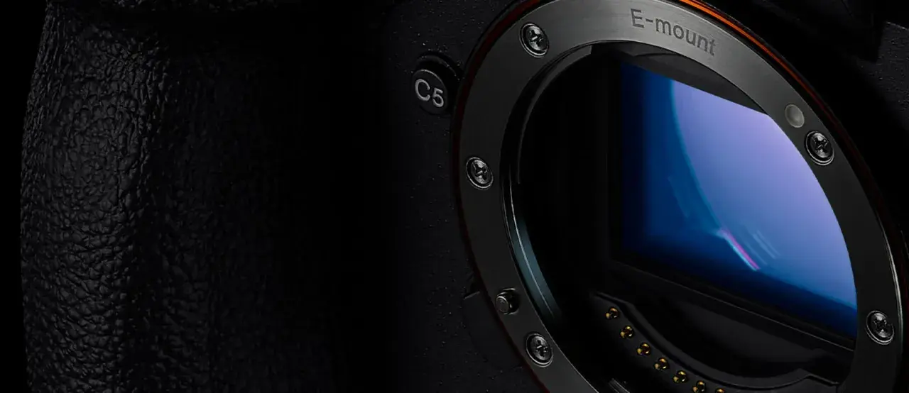 Zbliżenie na korpus aparatu z widocznym mocowaniem obiektywu E-mount i sensorem. Technologia global shutter zapewnia ostrość obrazu.