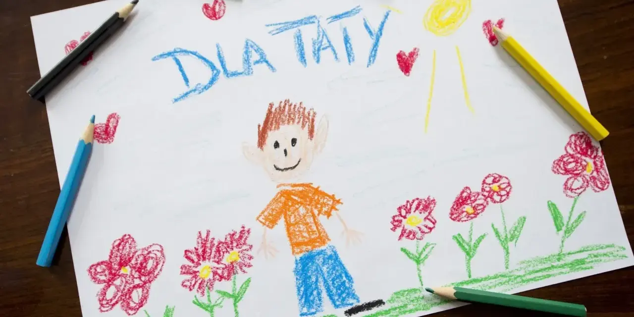 Urocza laurka dla taty rysunek: uśmiechnięty chłopiec, słońce, serduszka i kwiaty. Kolorowe kredki leżą obok.