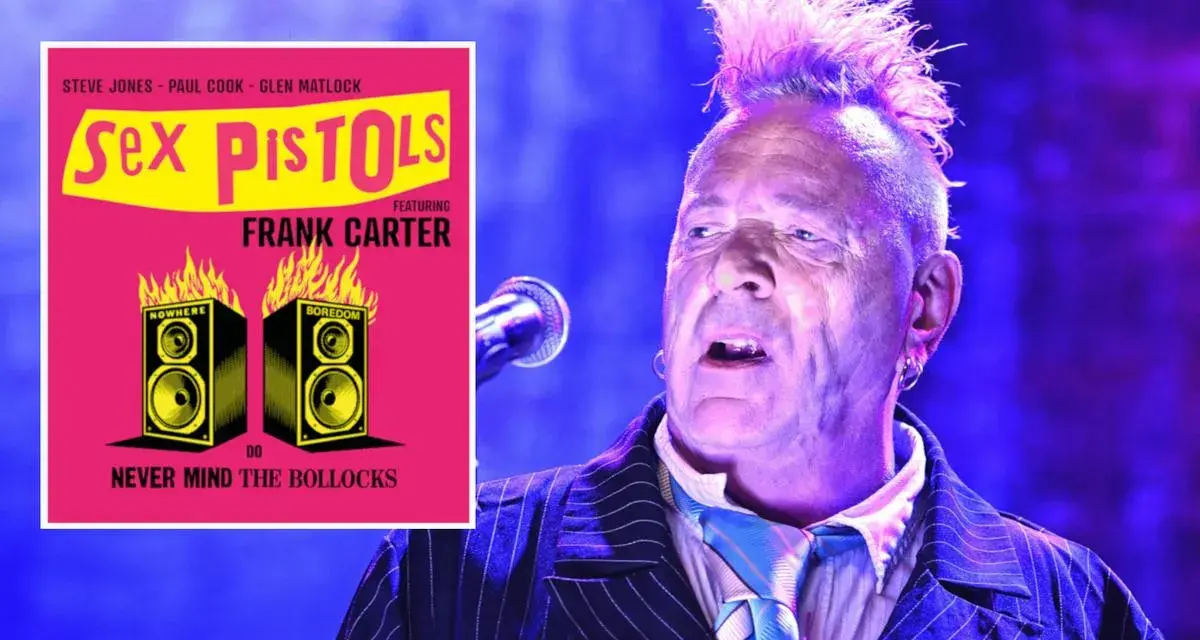 Le chanteur des Sex Pistols, Johnny Rotten, sur scène, avec la pochette de l'album "Never Mind the Bollocks" superposée.