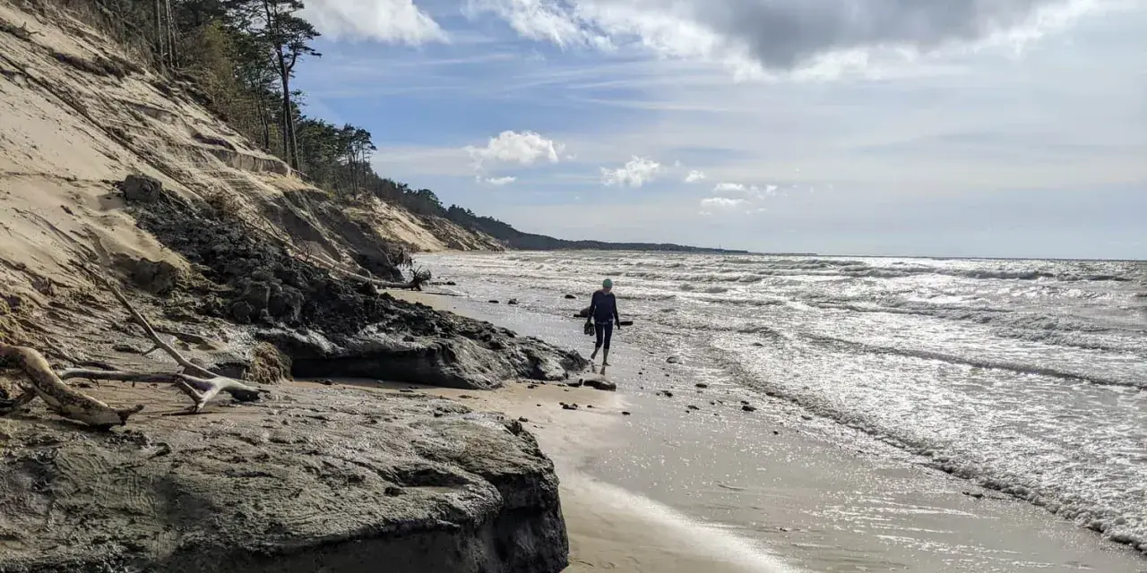 Spacerem po plaży w **orzechowo** wietrznego dnia. Falujące morze i piaszczyste wydmy tworzą malowniczy krajobraz.