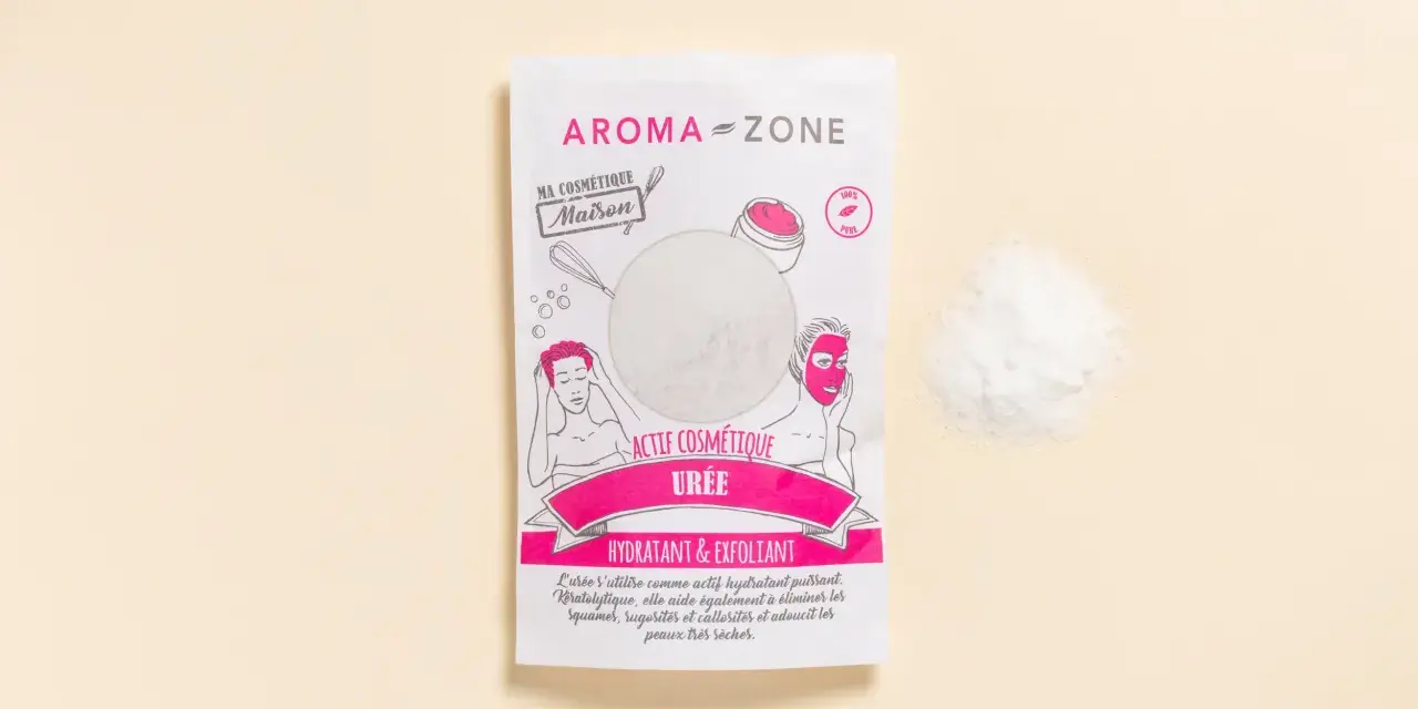 Un sachet d'actif cosmétique "Urée" d'Aroma-Zone, idéal pour hydrater et exfolier, avec une poudre blanche à côté.
