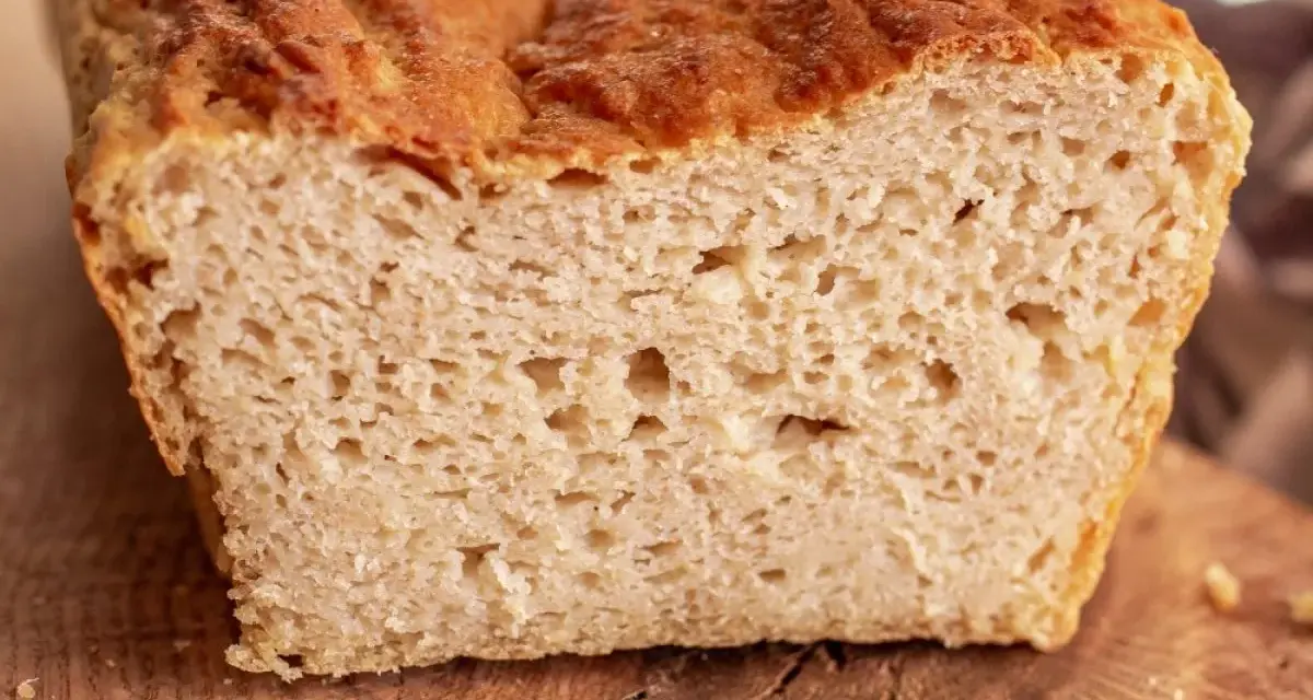Puszysty chleb bezglutenowy, idealny na śniadanie. Oto prosty chleb bezglutenowy przepis, który pokochasz!