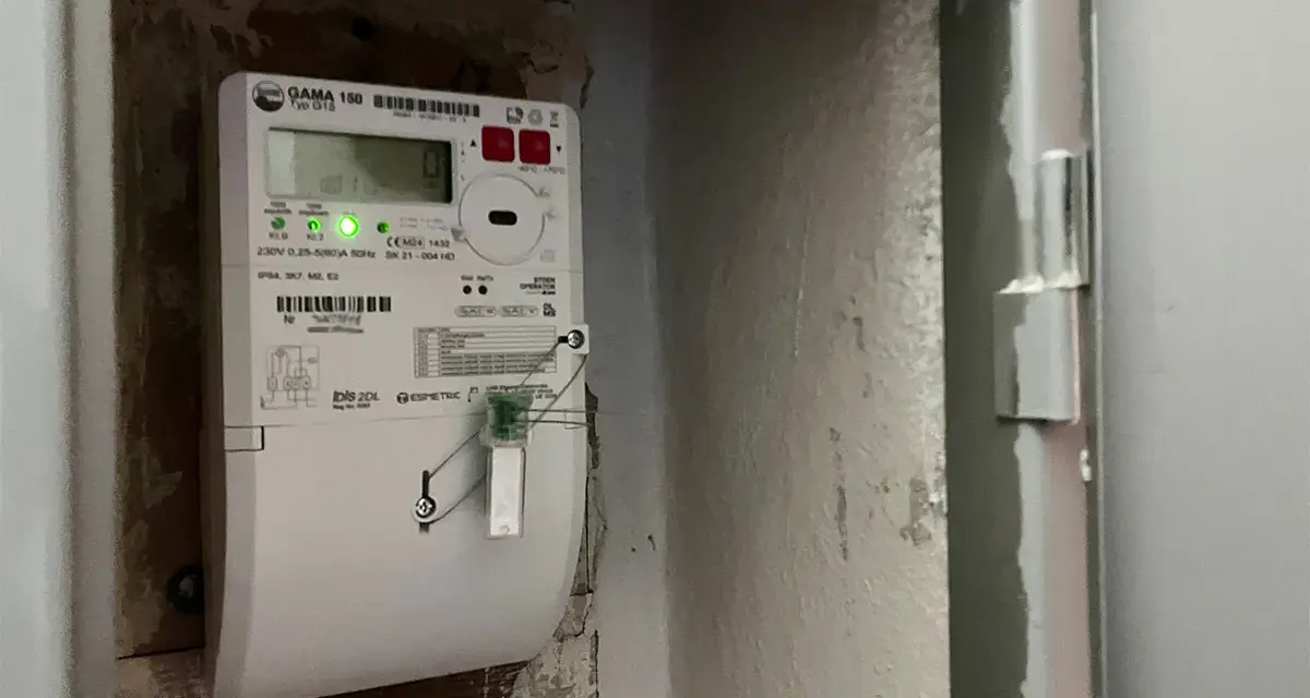 Licznik gama 150 typ g15, widoczny na zdjęciu, to nowoczesne urządzenie do pomiaru zużycia energii elektrycznej.