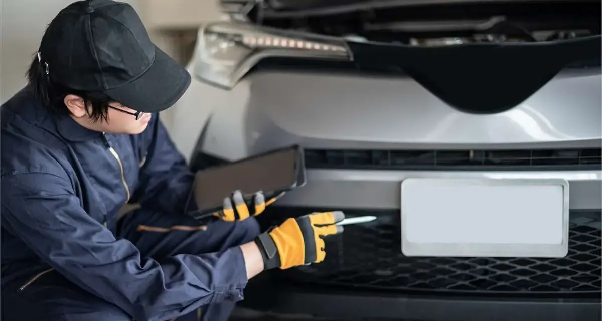 Meccanico con tablet controlla la targa smarrita. Posso circolare?