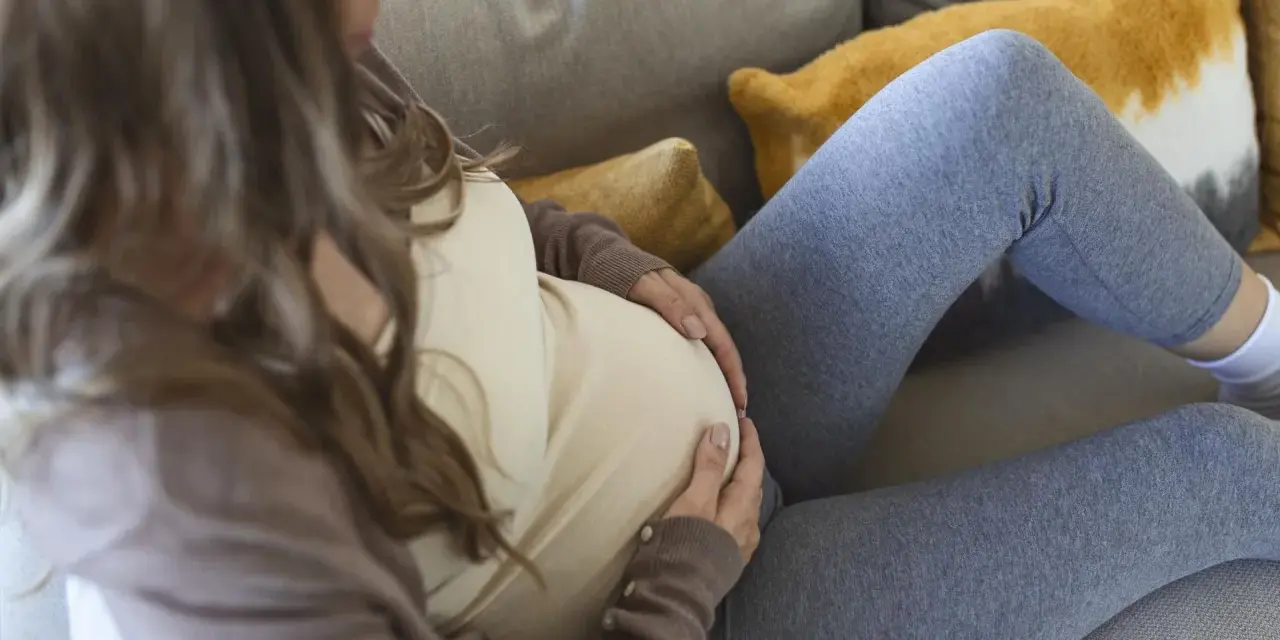 Bóle miesiączkowe w ciąży: Poród czy skurcze? Kiedy do szpitala?