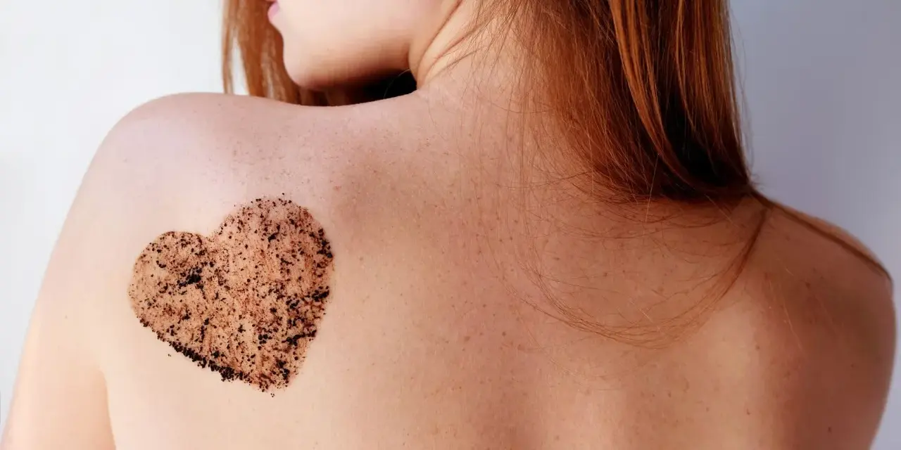Serce z peelingu na plecach. Dowiedz się, jak często robić peeling enzymatyczny dla zdrowej skóry.