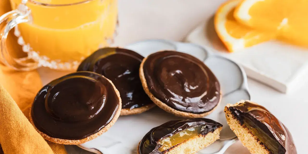 Schokoladige Jaffa Cakes mit Orangenmarmelade, perfekt für ein Jaffa Cake Rezept. Dazu ein Glas Orangensaft.