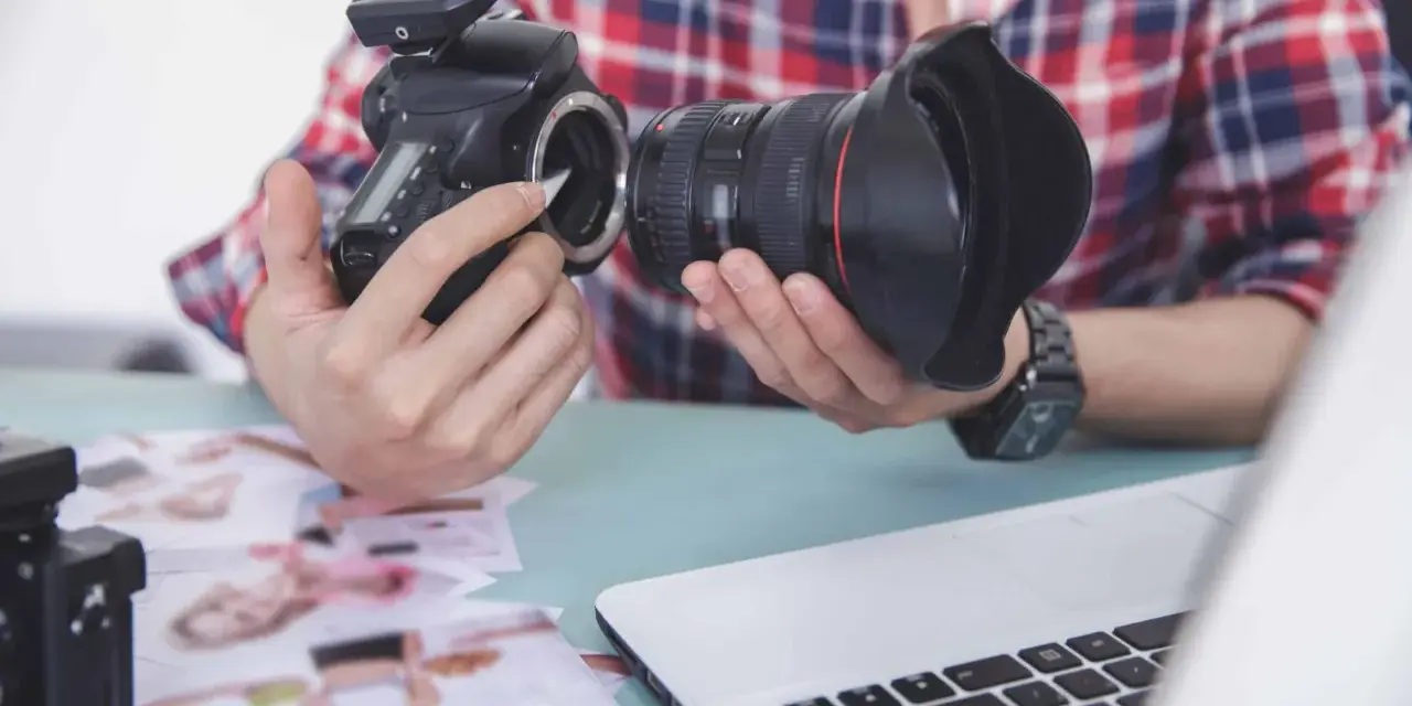 Fotograf przygotowuje sprzęt. Zastanawia się, czy robienie zdjęć z ukrycia jest karalne, przeglądając wydrukowane fotografie.