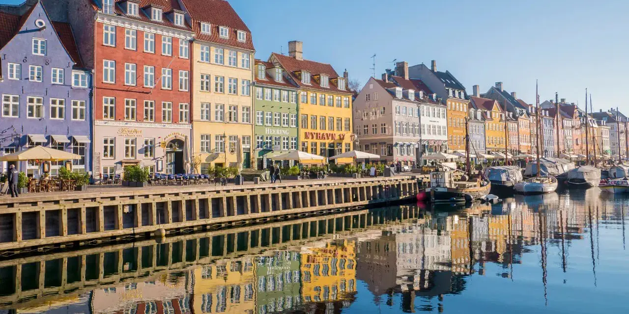 Kolorowe kamienice nad kanałem w Kopenhadze, tuż obok Nyhavn, gdzie można poczuć atmosferę jak w muzeum narodowym Kopenhaga.