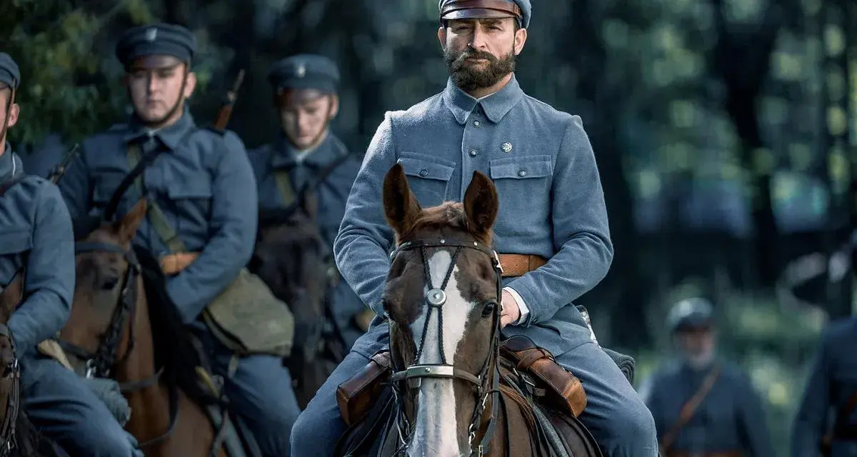 Żołnierze w historycznych mundurach na koniach. Czy to krotochwila co to? Nie, to poważna scena z przeszłości.