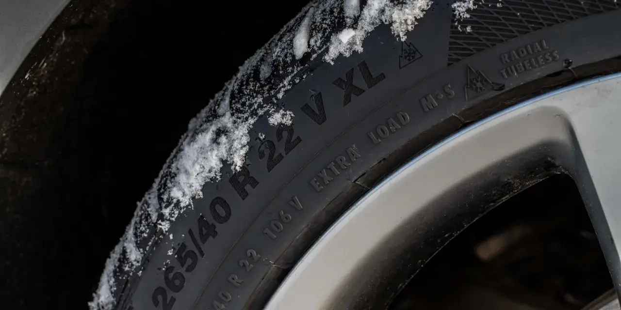 Gomma invernale con neve sul battistrada, sigla 265/40 R 22 XL.