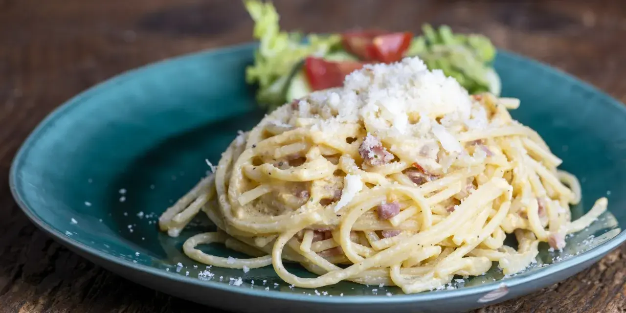 Pyszne spaghetti carbonara posypane startym serem. Szukasz, czym zastąpić ser pecorino? Ten klasyk z pewnością Cię zachwyci.