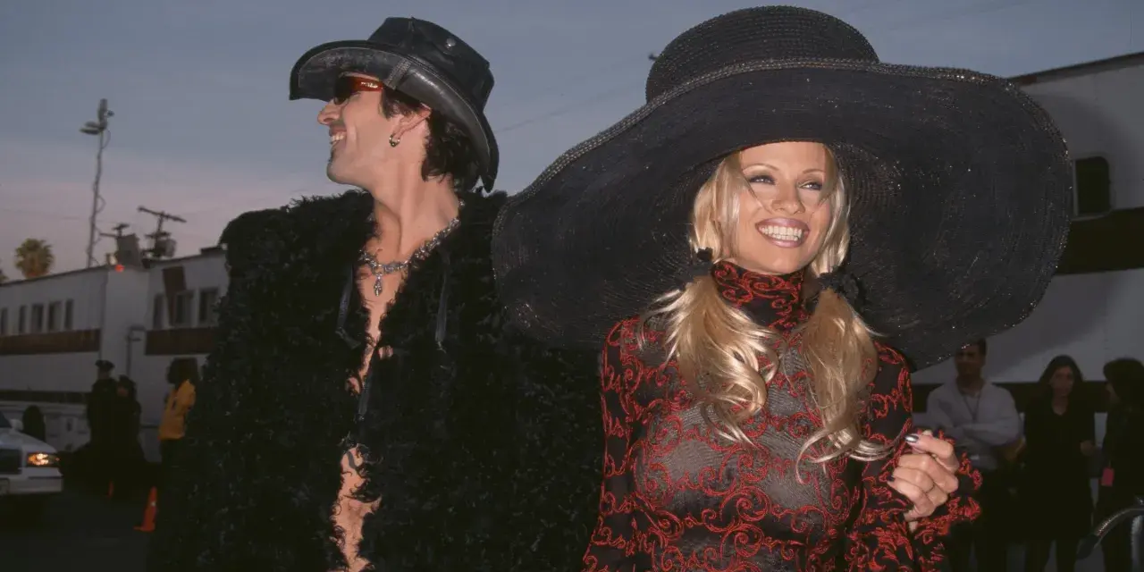 Pamela Anderson i Tommy Lee w stylizacjach z epoki. Ona w wielkim kapeluszu i wzorzystej sukience, on w kowbojskim kapeluszu i futrzanej kurtce.