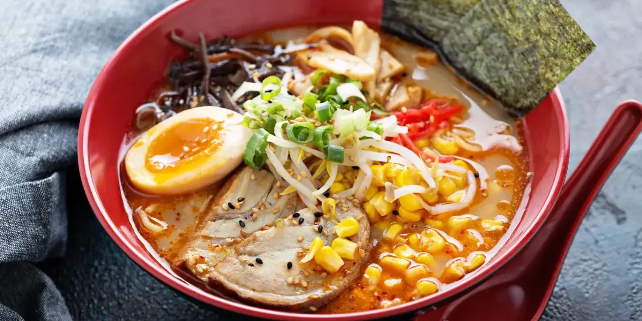 Czy ramen jest zdrowy? Ekspertka radzi, jak jeść bez wyrzutów.
