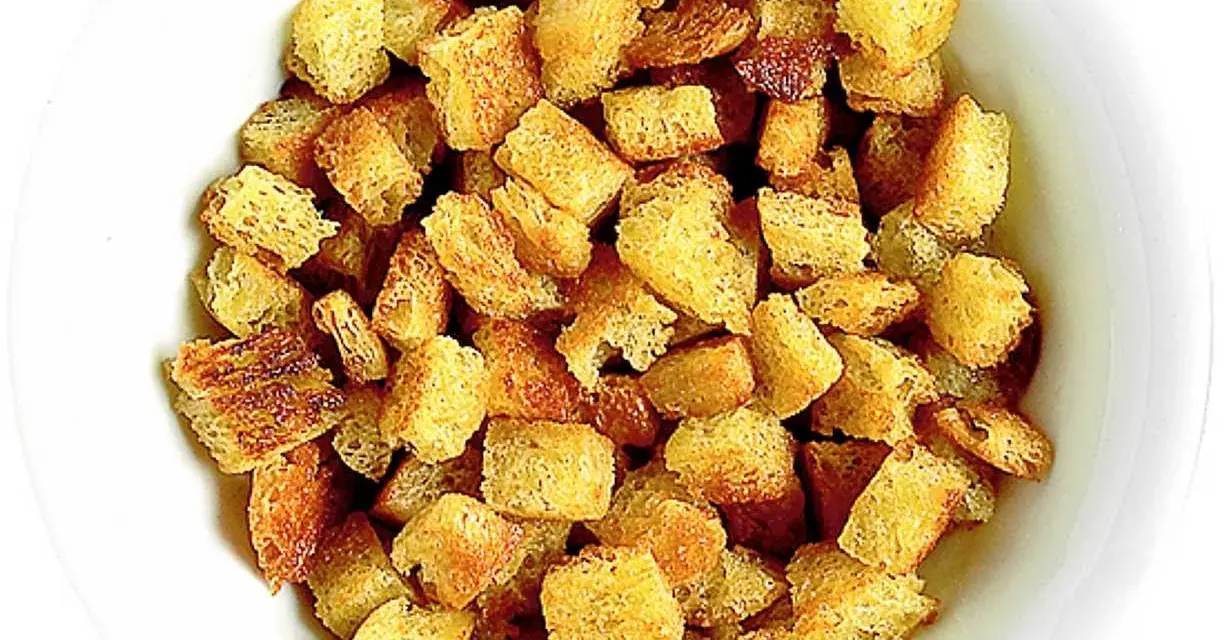 En skål med gyllene krutonger i ugn, perfekta för soppan eller salladen.