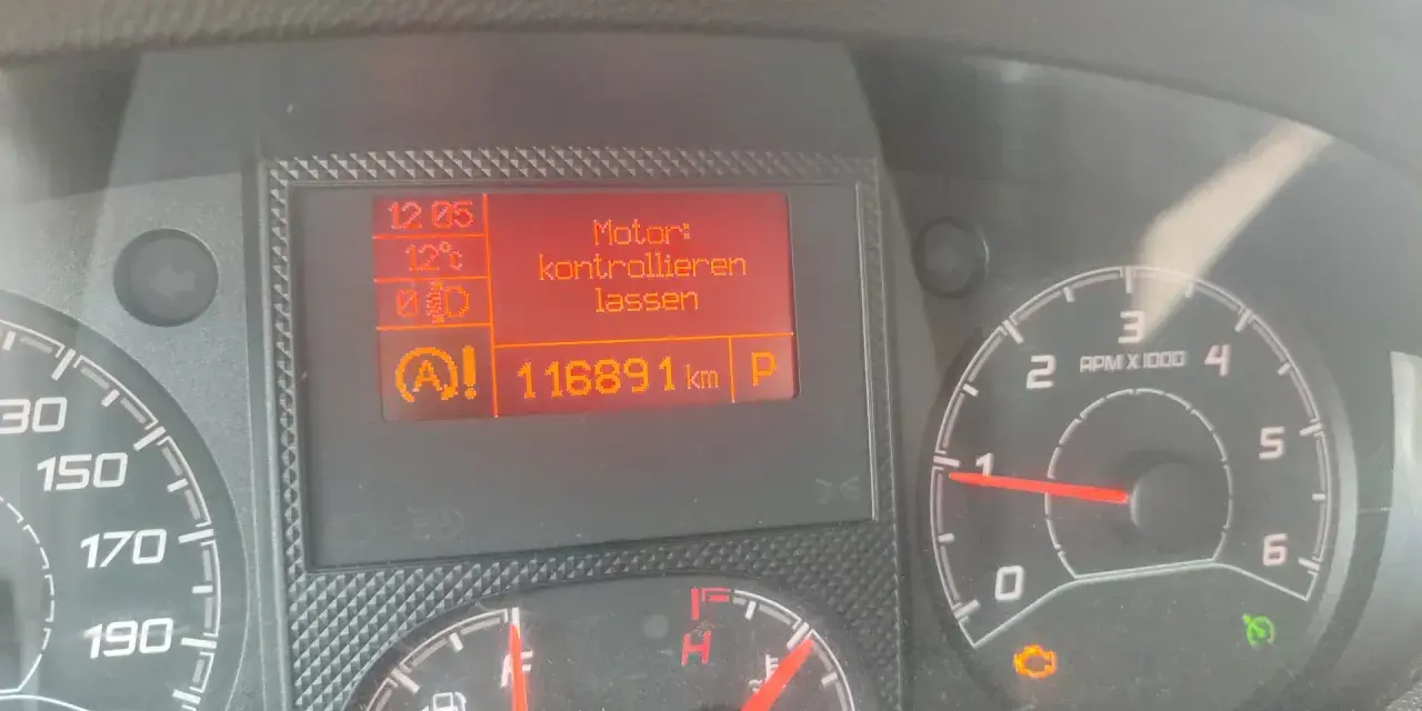 Fiat Ducato Armaturenbrett: Motorkontrollleuchte leuchtet bei 116.891 km. Motor muss kontrolliert werden.