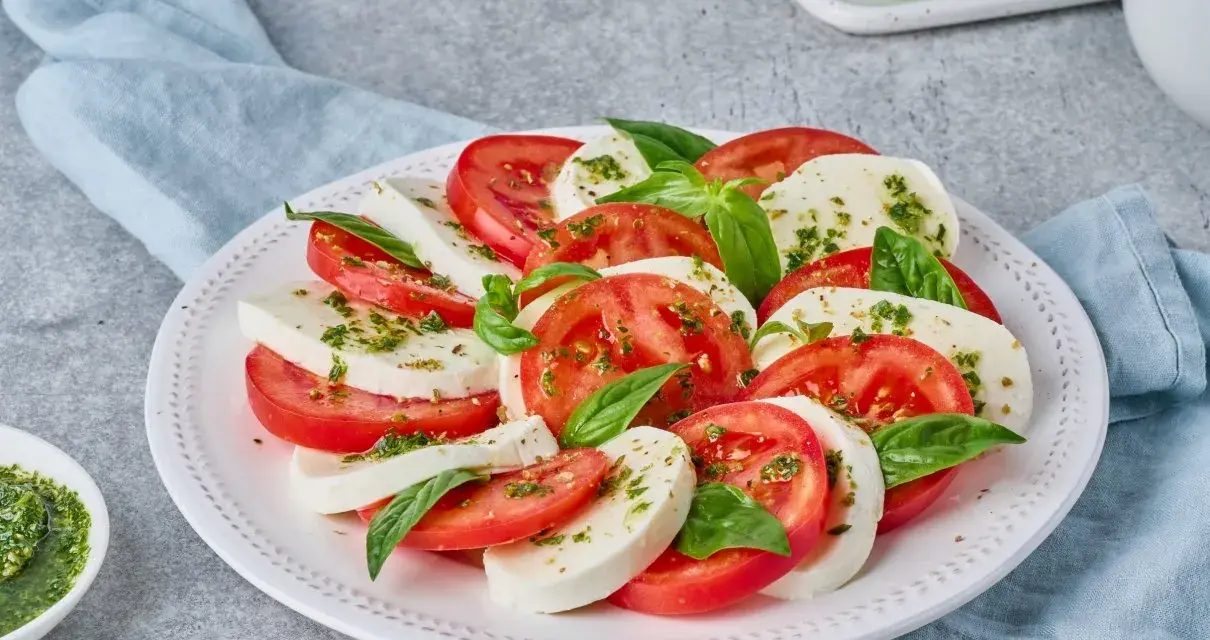 Perfekcyjny sos do pomidorów z mozzarellą: Klasyka i kreatywne idee