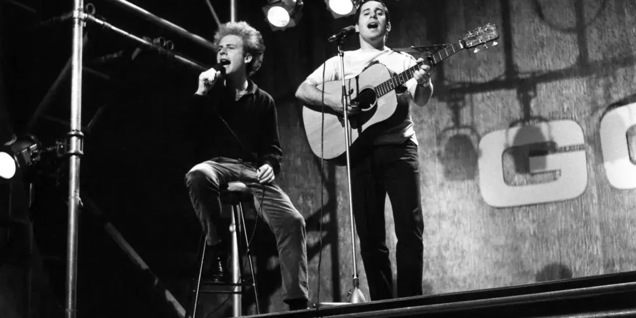 Simon & Garfunkel singen "Mrs. Robinson" auf der Bühne.