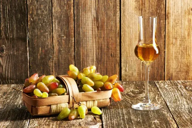 Grappa napój: odkryj różnice między alkoholową a bezalkoholową wersją