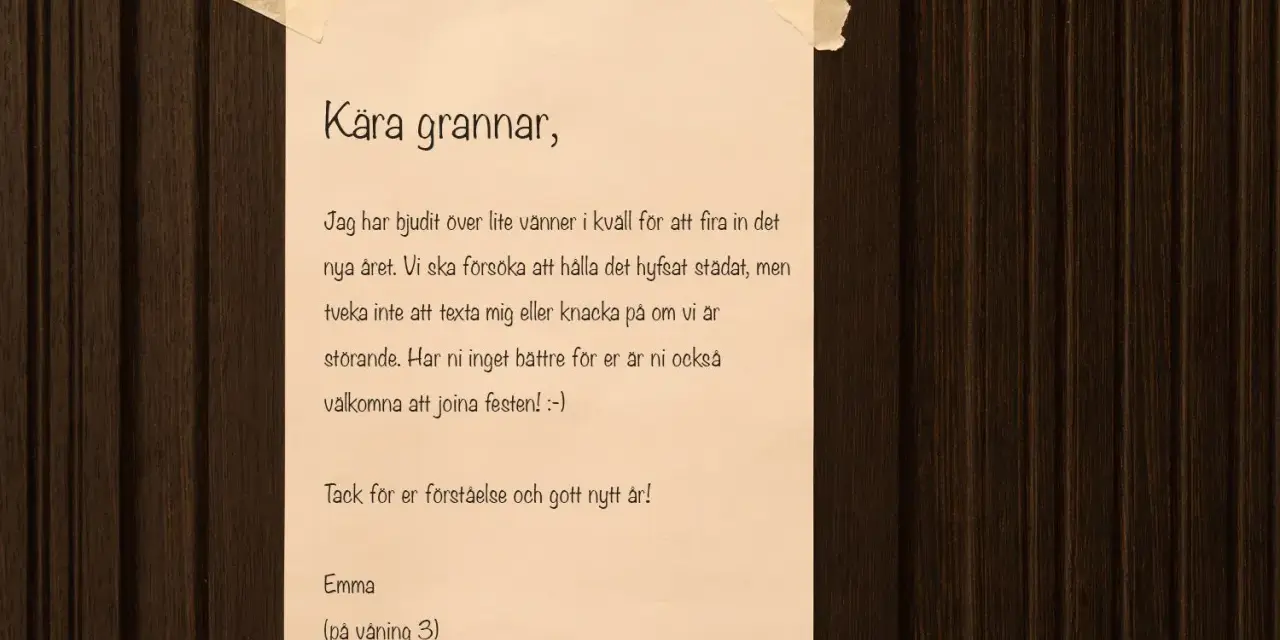 Inbjudan till grannarna om en trevlig tema nyårsfest. Emma ber om förståelse för eventuellt oväsen och välkomnar dem att joina.