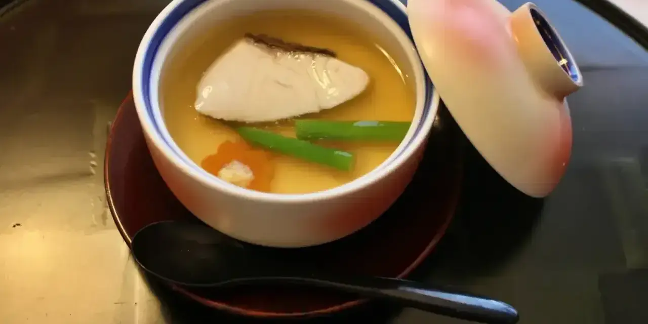Delikatne danie z rybą i warzywami w bulionie dashi. Idealne do domowego przepisu.
