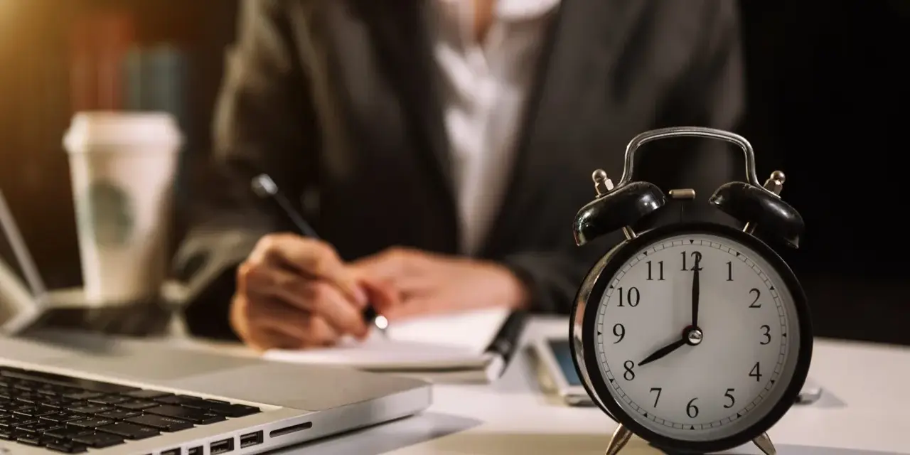 Zegar pokazuje 8:00. Zastanawiasz się, ile to godzin przy 3/4 etatu?