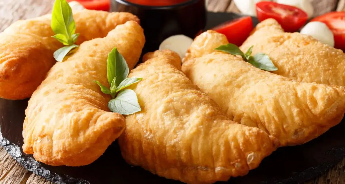 Złociste panzerotti, idealne na przekąskę. Ten przepis na panzerotti jest prosty i szybki.