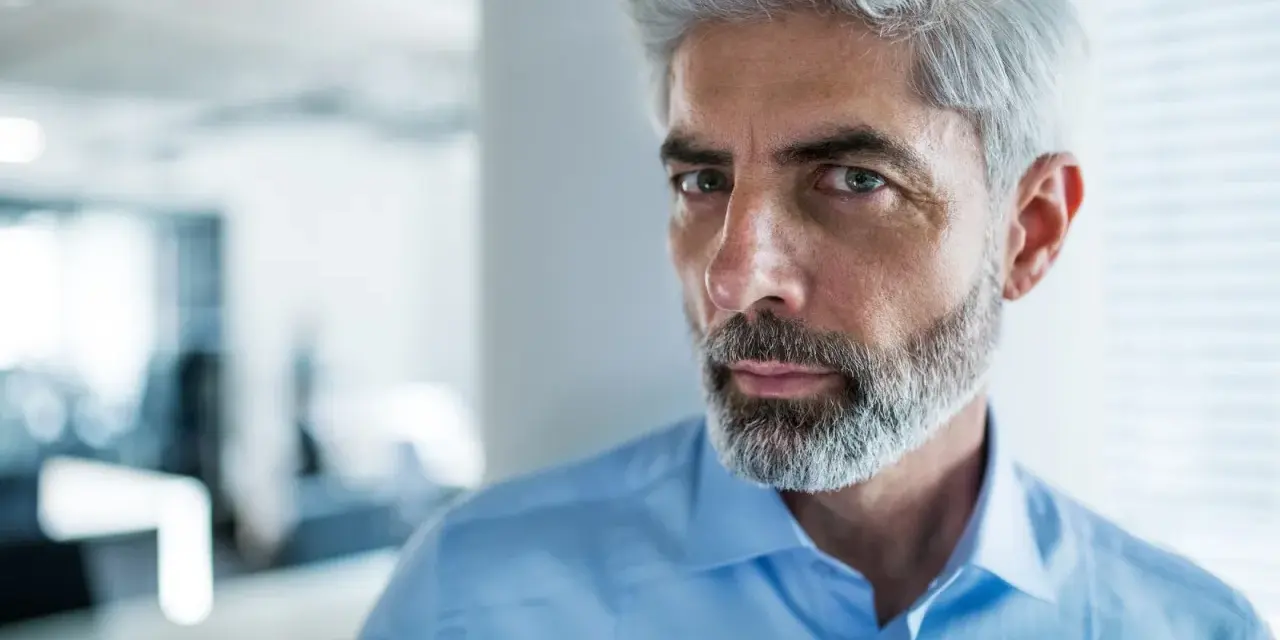 Graue Haare Männer: Coole Frisuren & Pflege für den Silver Fox Look