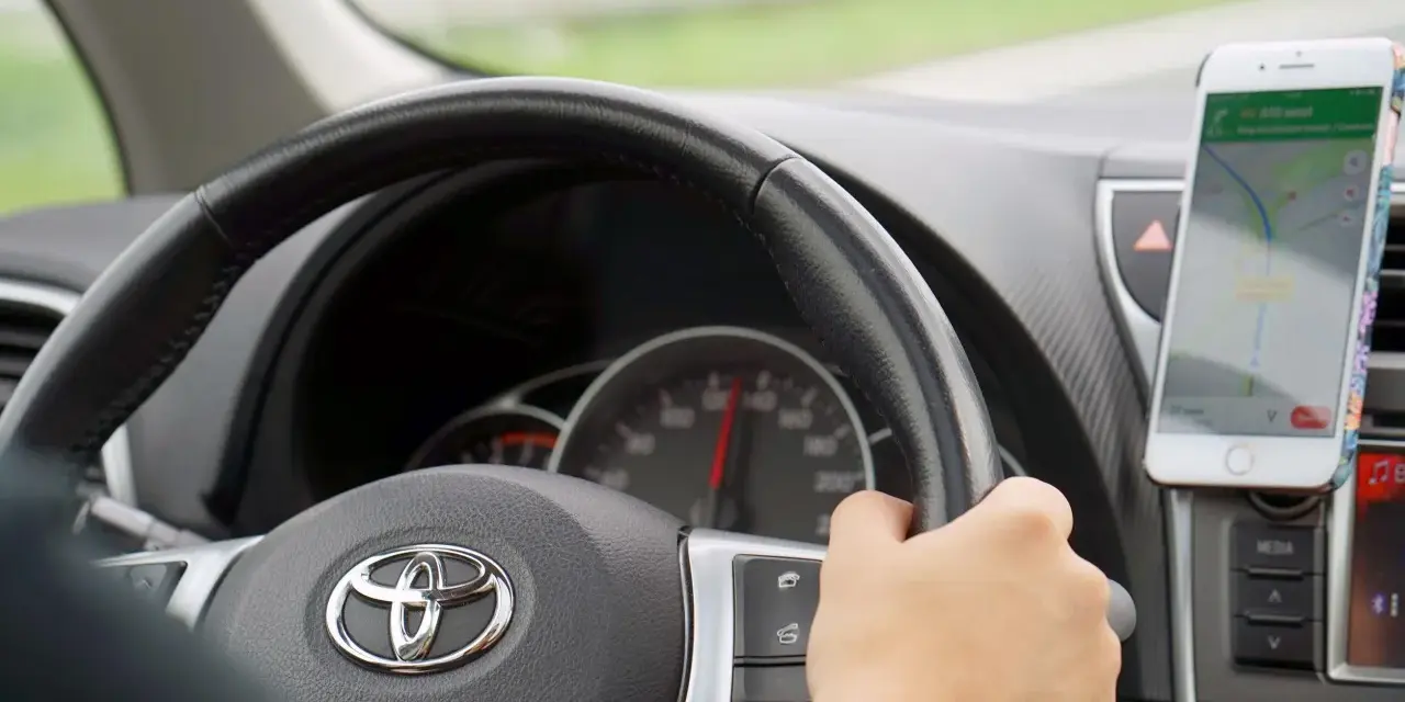 Volante Toyota con navigatore. Vibrazioni al volante? Potrebbero essere sintomi di squilibrio gomme.