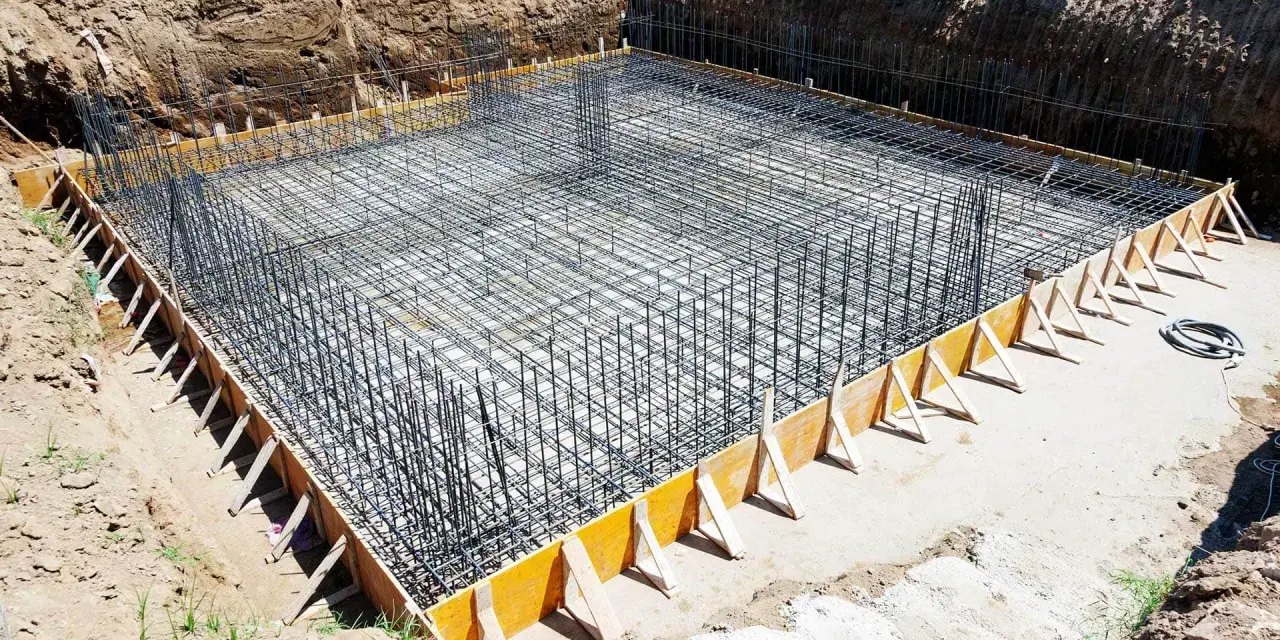 Siatka zbrojeniowa gotowa do zalania betonem. Tak wygląda fundament, gdy wiesz, jak zrobić zbrojenie.