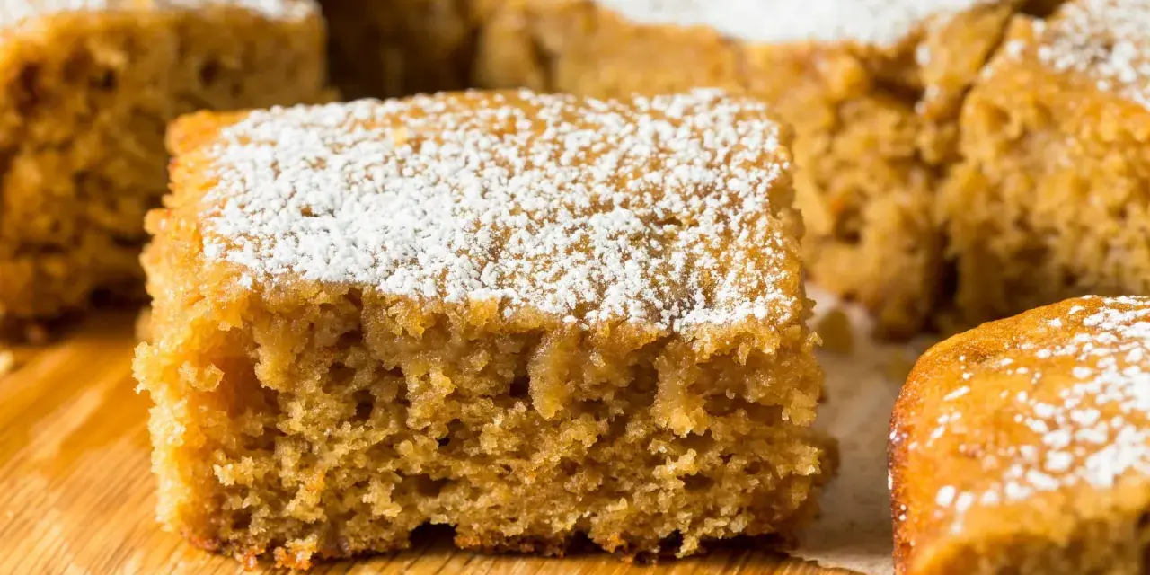 Saftiger Kuchen, bestäubt mit Puderzucker. Ein schneller Genuss, der Lust auf mehr macht.
