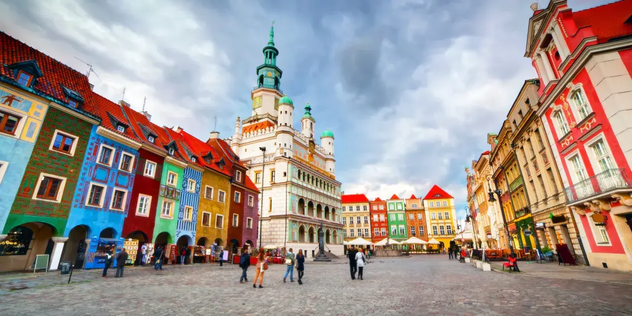 Kolorowy Rynek w Poznaniu, idealne miejsce, by zobaczyć, co zwiedzić w Poznaniu. Ratusz i kamieniczki zachwycają.